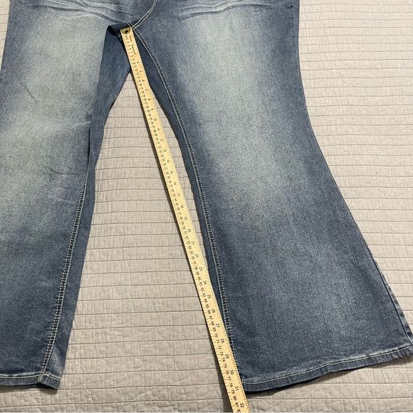 Lane Bryant Lightly Flared Stretch Medium Wash Jeans with Detail Pocket Size 28 - Picture 7 of 10